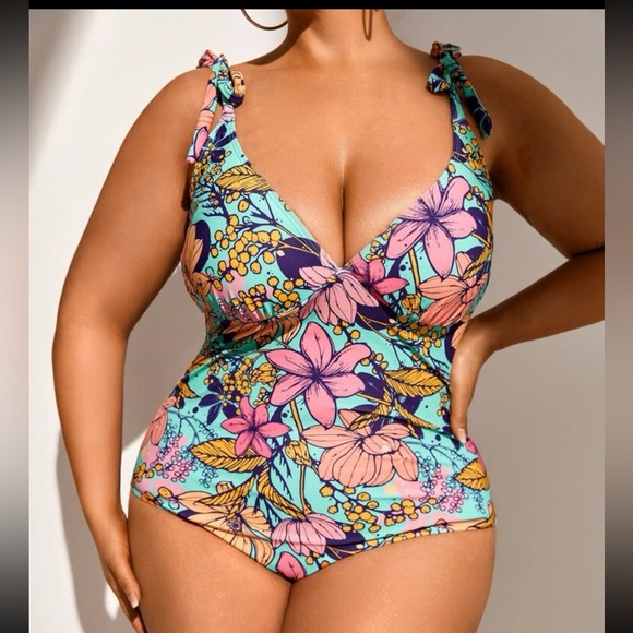 Shein One Piece - Picture 2 of 5